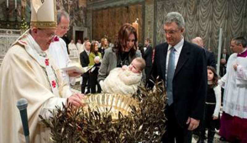 Vaticano: Papa Francesco battezzerà 28 neonati nella Cappella Sistina