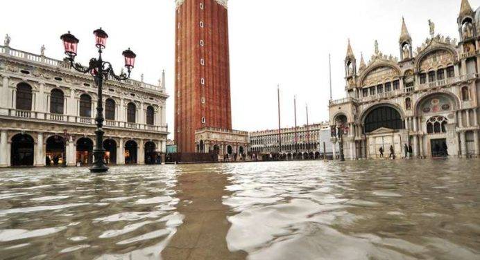 Venezia, l'acqua alta allaga la Basilica