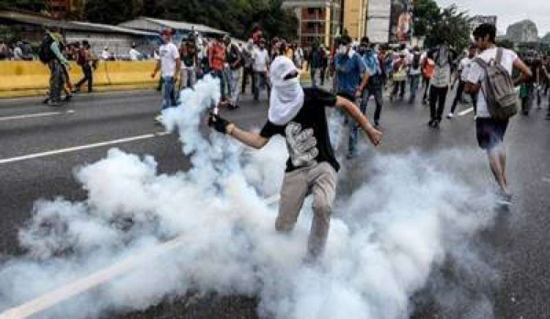Venezuela: 24enne morto a Caracas, la Chiesa prega per la pace