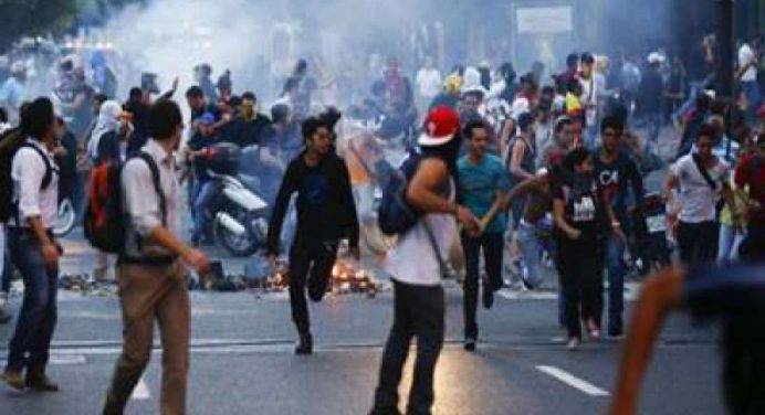 VENEZUELA, AUMENTANO LE PROTESTE SOCIALI SPONTANEE A CAUSA DELLA CRISI