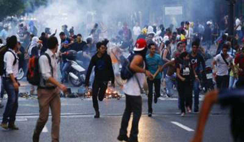 VENEZUELA, AUMENTANO LE PROTESTE SOCIALI SPONTANEE A CAUSA DELLA CRISI