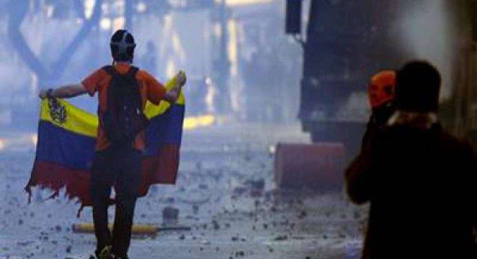 Venezuela, le manifestazioni contro il governo causano 7 morti. Maduro: “Presto elezioni per fermare le proteste”