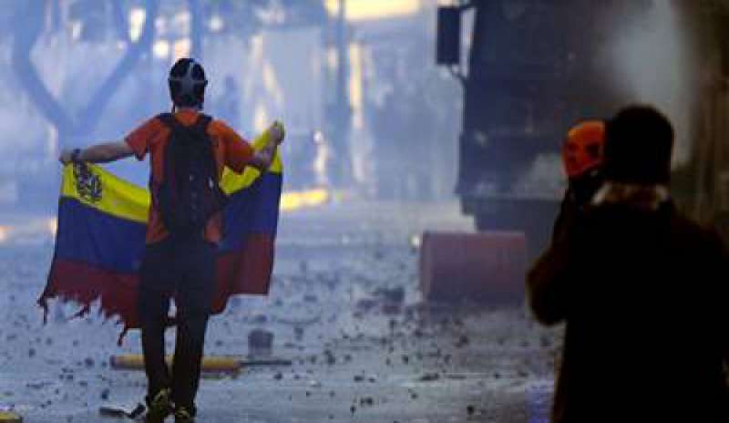 Venezuela, le manifestazioni contro il governo causano 7 morti. Maduro: “Presto elezioni per fermare le proteste”