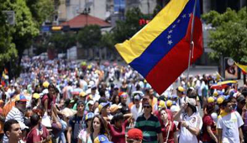 Venezuela, l’opposizione sospende proteste contro Maduro su invito del Vaticano