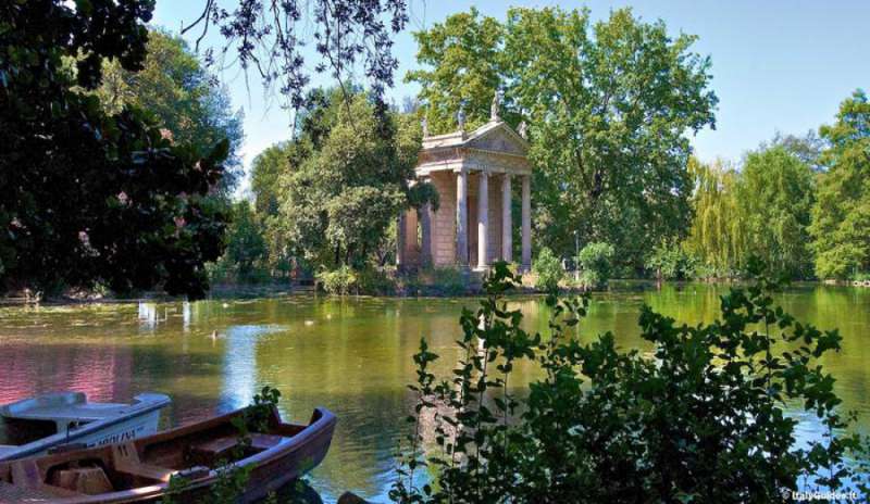 Villa Borghese, trovata nuda e legata a un palo: 57enne tedesca denuncia violenza sessuale