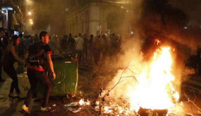 Violenta protesta in Paraguay, i manifestanti danno fuoco al Parlamento: 1 morto