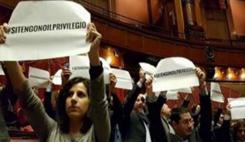 Vitalizi, bocciata la proposta del M5s, bagarre alla Camera, Boldrini: “Inaccettabile”