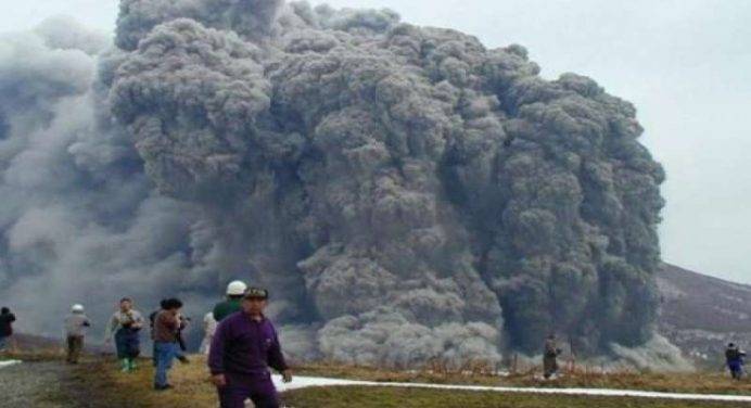 Vulcano in Giappone, tremori e maltempo bloccano i soccorsi