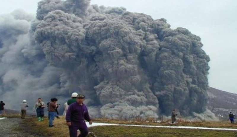 Vulcano in Giappone, tremori e maltempo bloccano i soccorsi