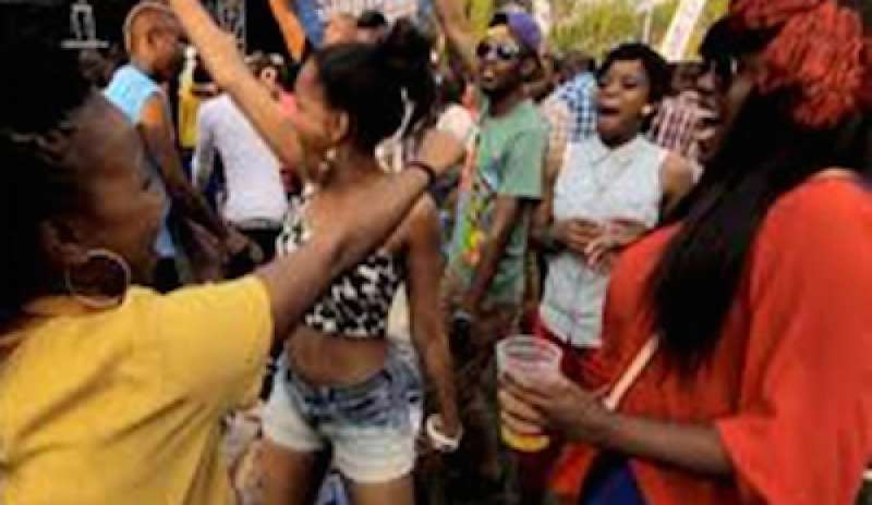 Zambia, l’allarme dei vescovi: “Si diffondono i sex party tra gli adolescenti”