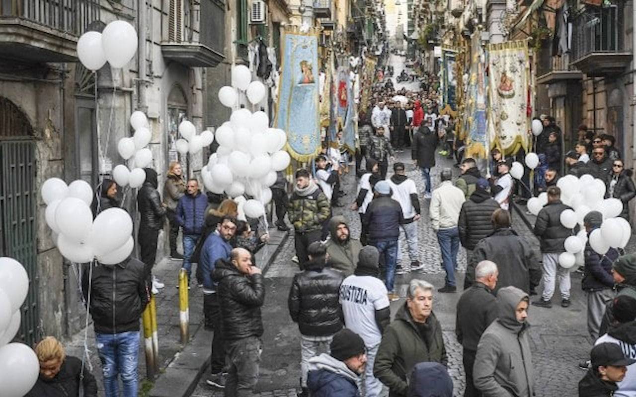 15enne ucciso a Napoli, la polizia blocca il corteo funebre