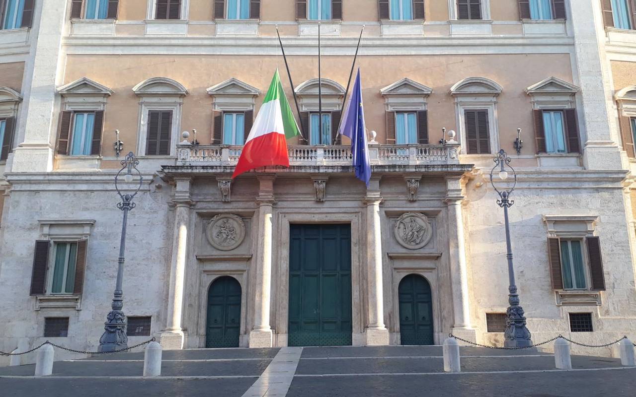 Lutto nazionale: bandiere a mezz’asta anche nei palazzi delle istituzioni. Ma il dibattito politico non si ferma