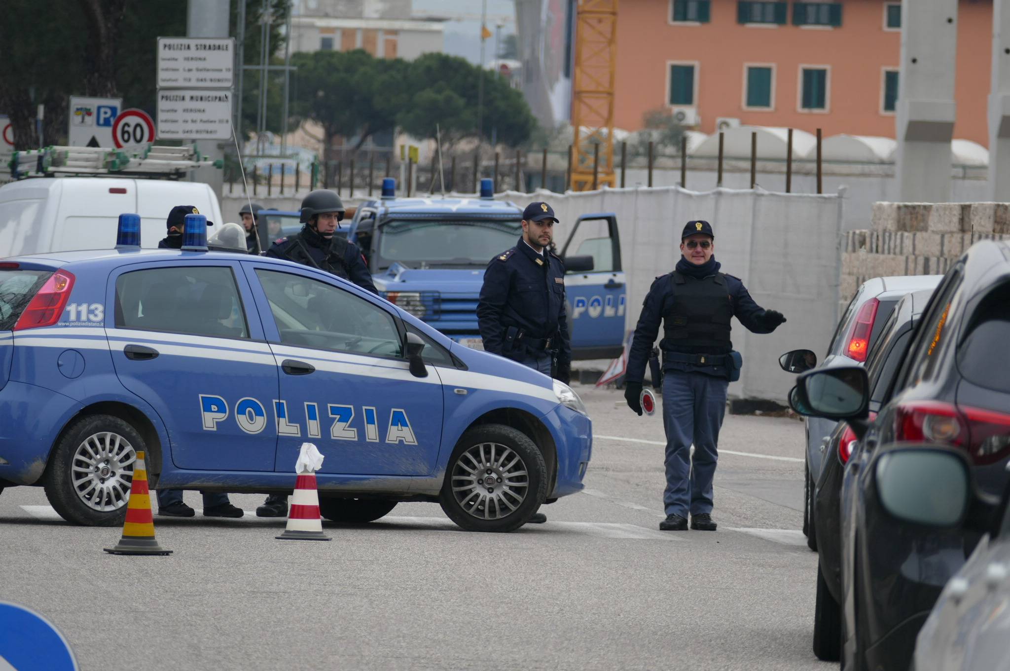 Pisa: un uomo tossisce in faccia a due agenti