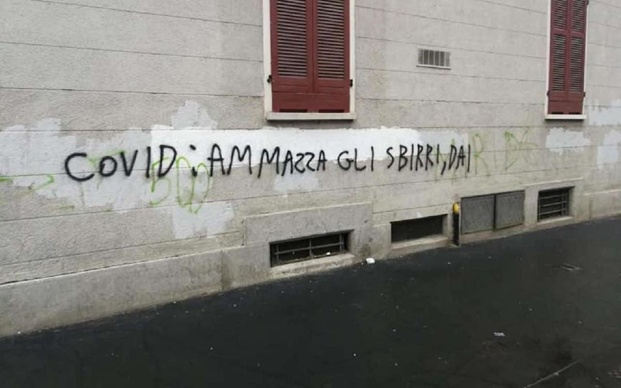 Scritta shock a Milano: “Covid ammazza gli sbirri, dai”