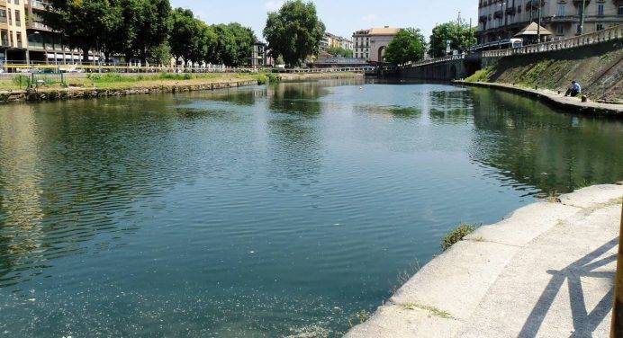 “A casa mi annoio”: va a pescare in Darsena a Milano