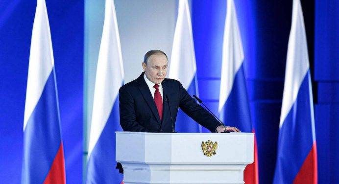 Putin annuncia la settimana di “vacanza” nazionale contro l’epidemia