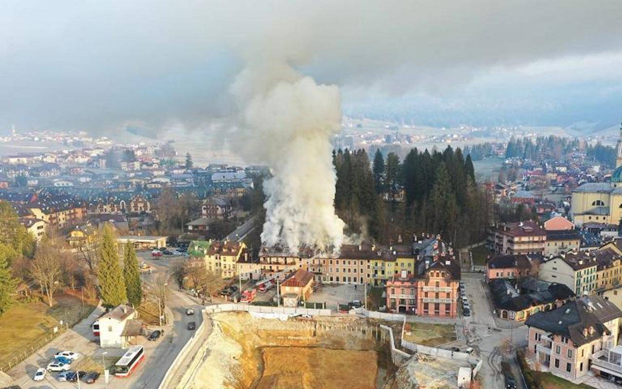 Palazzo in fiamme: muore pensionato 70enne ad Asiago