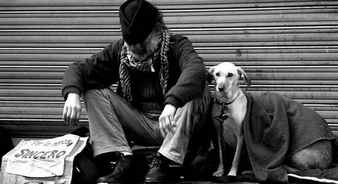 Oggetti dei senzatetto diventano pezzi di design. A Torino un’iniziativa sulle “vite in difficoltà”