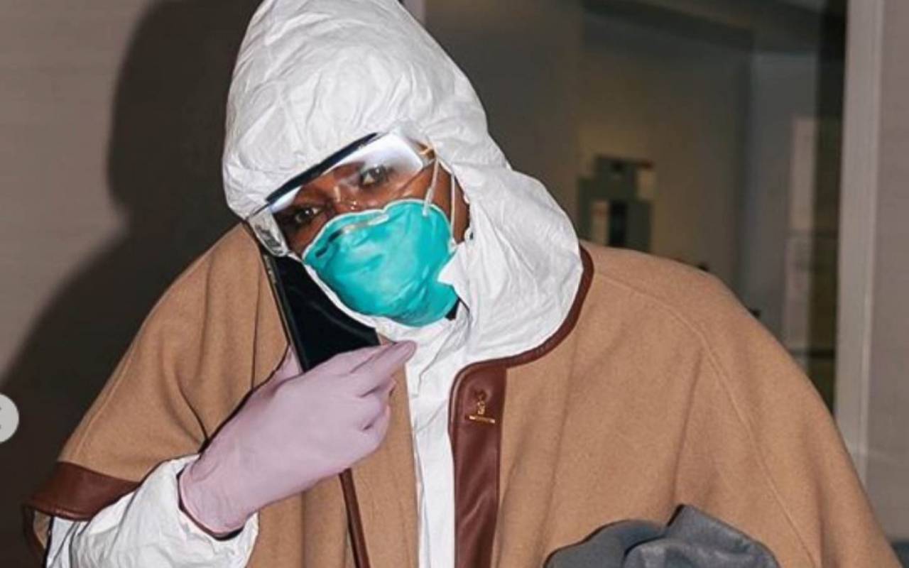 Naomi Campbell in tuta e mascherina per il coronavirus: “Ce la faremo”