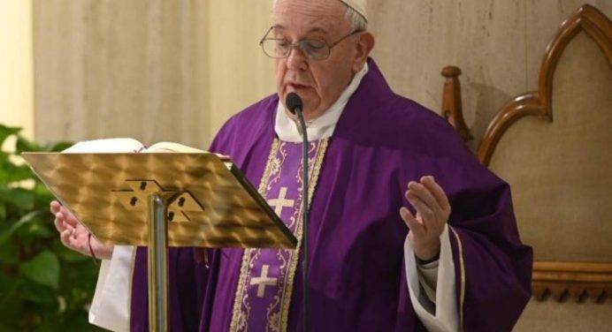 Papa Francesco prega per i media: aiutino a sopportare questo tempo