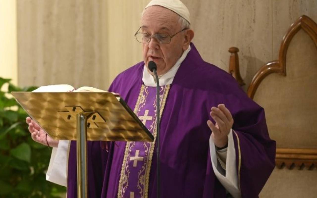 Il Papa prega per medici e infermieri: “Ringrazio Dio per la loro eroicità”