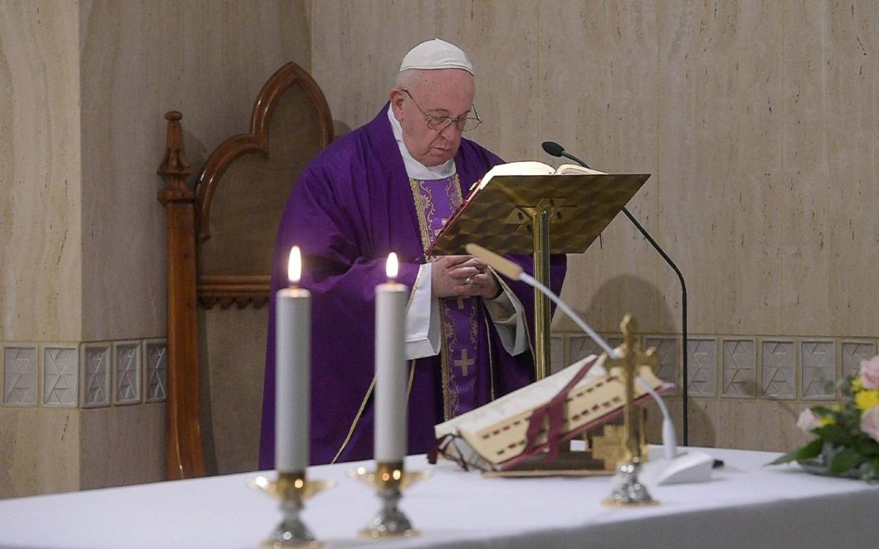Il Papa prega per coloro che fanno commercio di vite umane