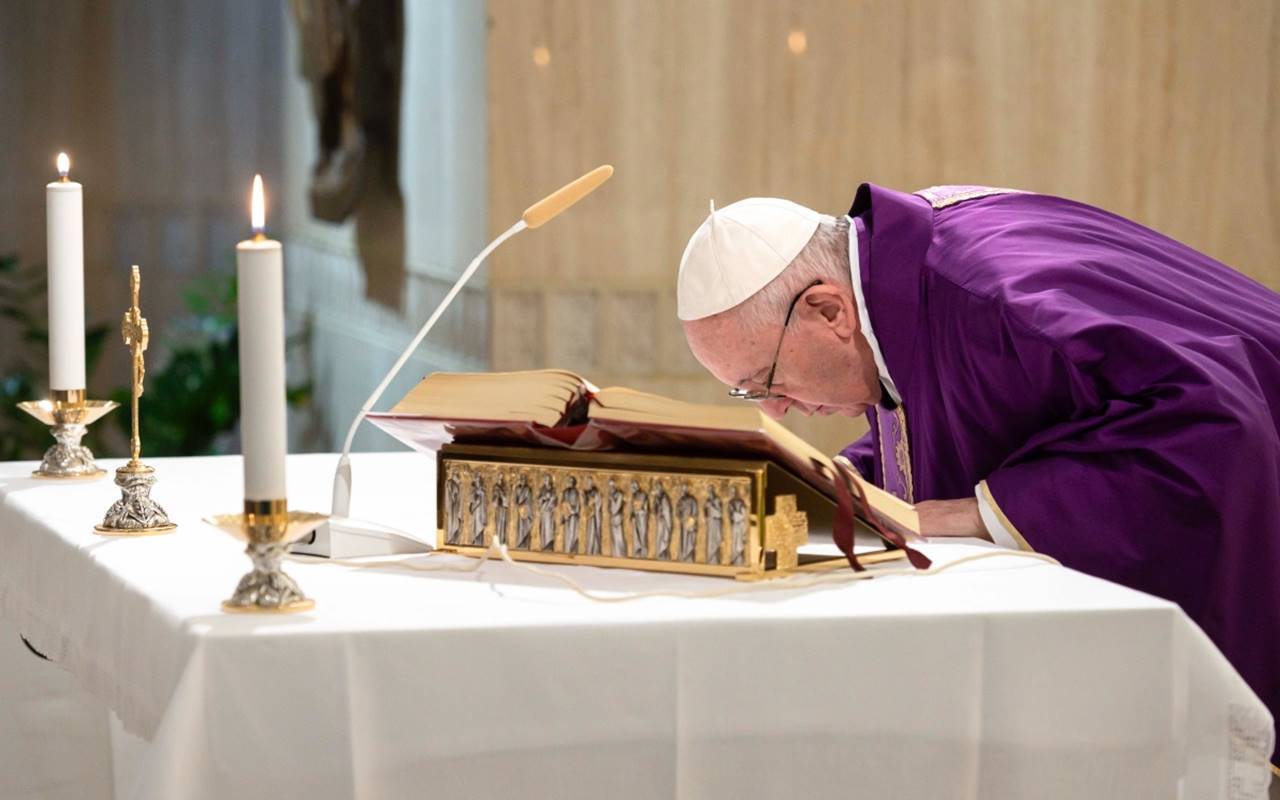 Il Papa a Santa Marta: “preghiamo per i senza fissa dimora”