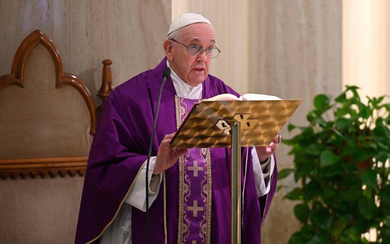 Papa: “Lo spirito mondano ci porta verso vanità e violenza”