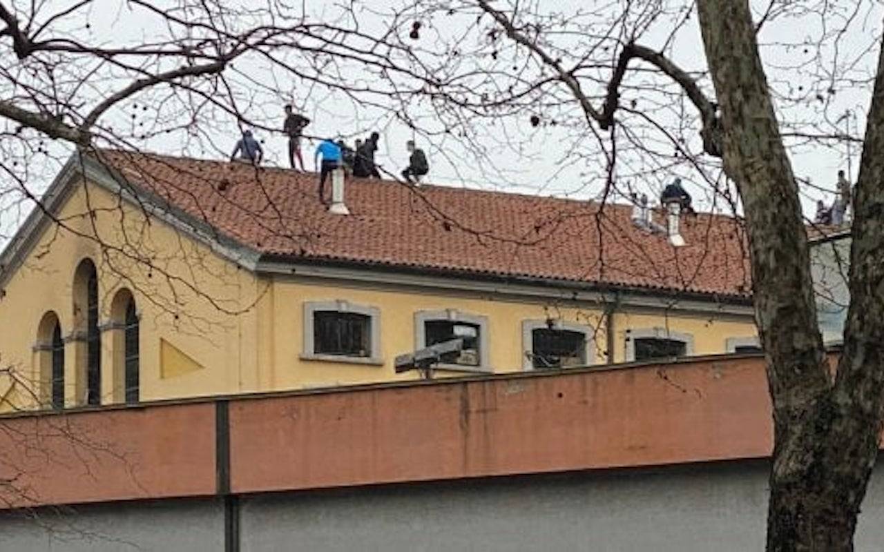 Carceri nel caos: guerriglia a Foggia, detenuti sul tetto a Milano, 6 morti a Modena