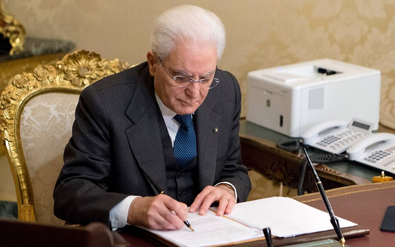 Mattarella firma decreto Cura Italia: dall’assunzione di 10mila medici alla cassa integrazione in deroga