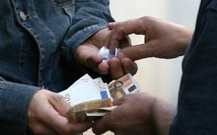 Minori che scambiano soldi con droga