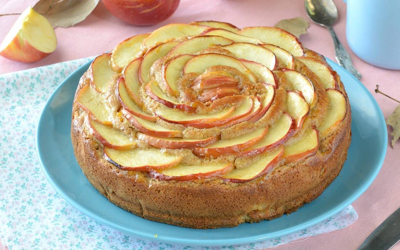Il dolce del Curato: torta di mele e albicocche. Una ricetta “divina”!
