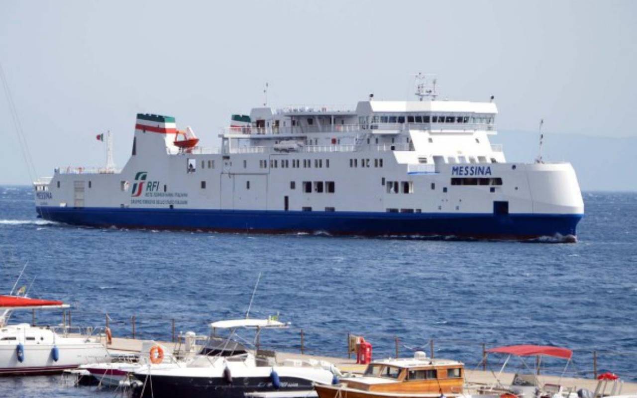 Napoli, aliscafo per Ischia impatta contro il molo: 28 feriti tra cui una neoonata