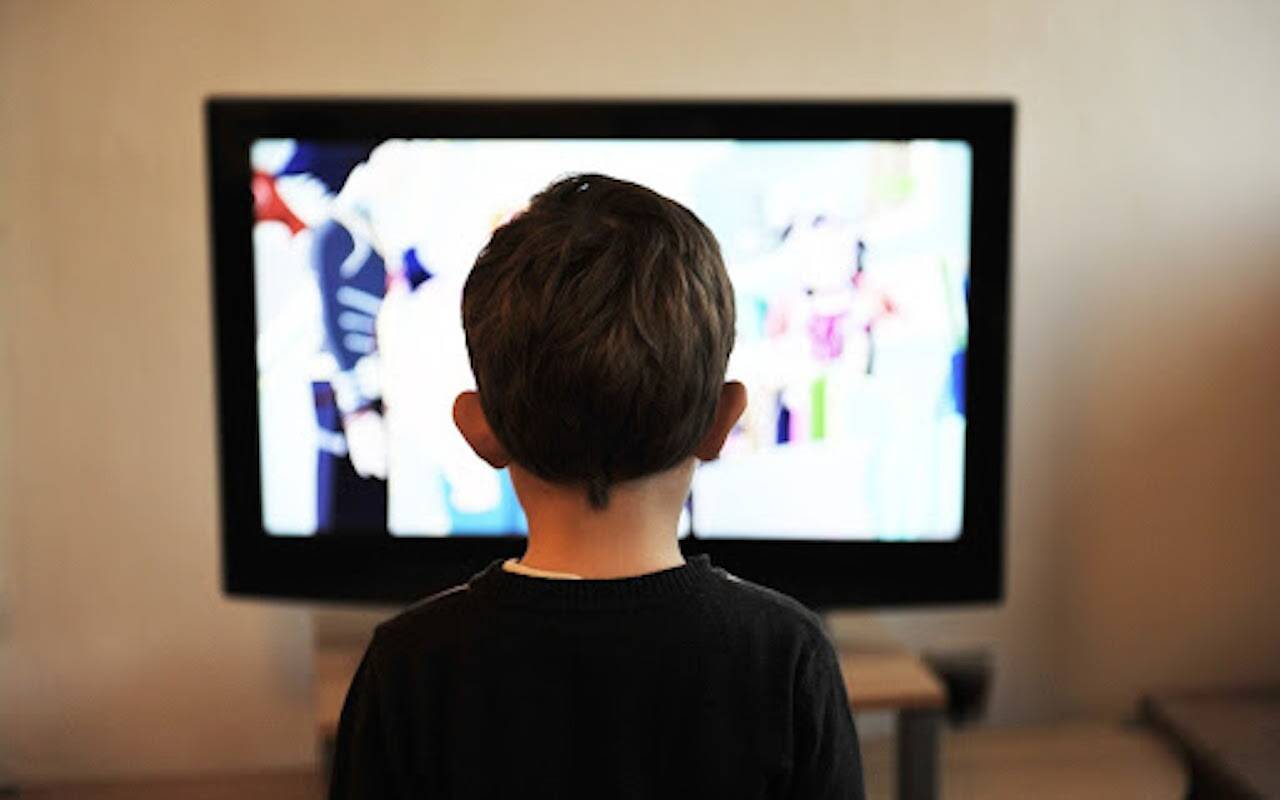 Covid-19, Telefono Azzurro: “Tenere i bambini distanti dalla televisione”