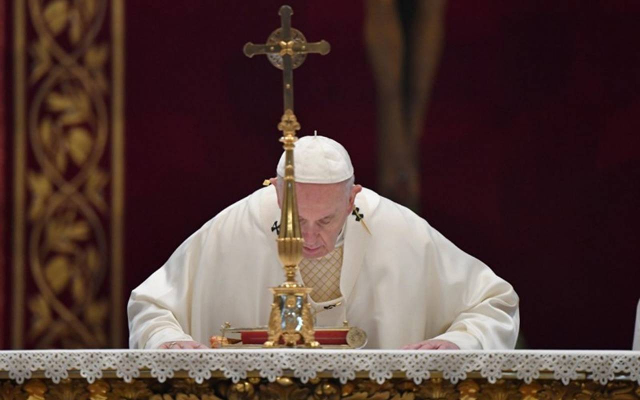 In Coena Domini, il Papa: “Sacerdoti e medici, i santi della porta accanto”