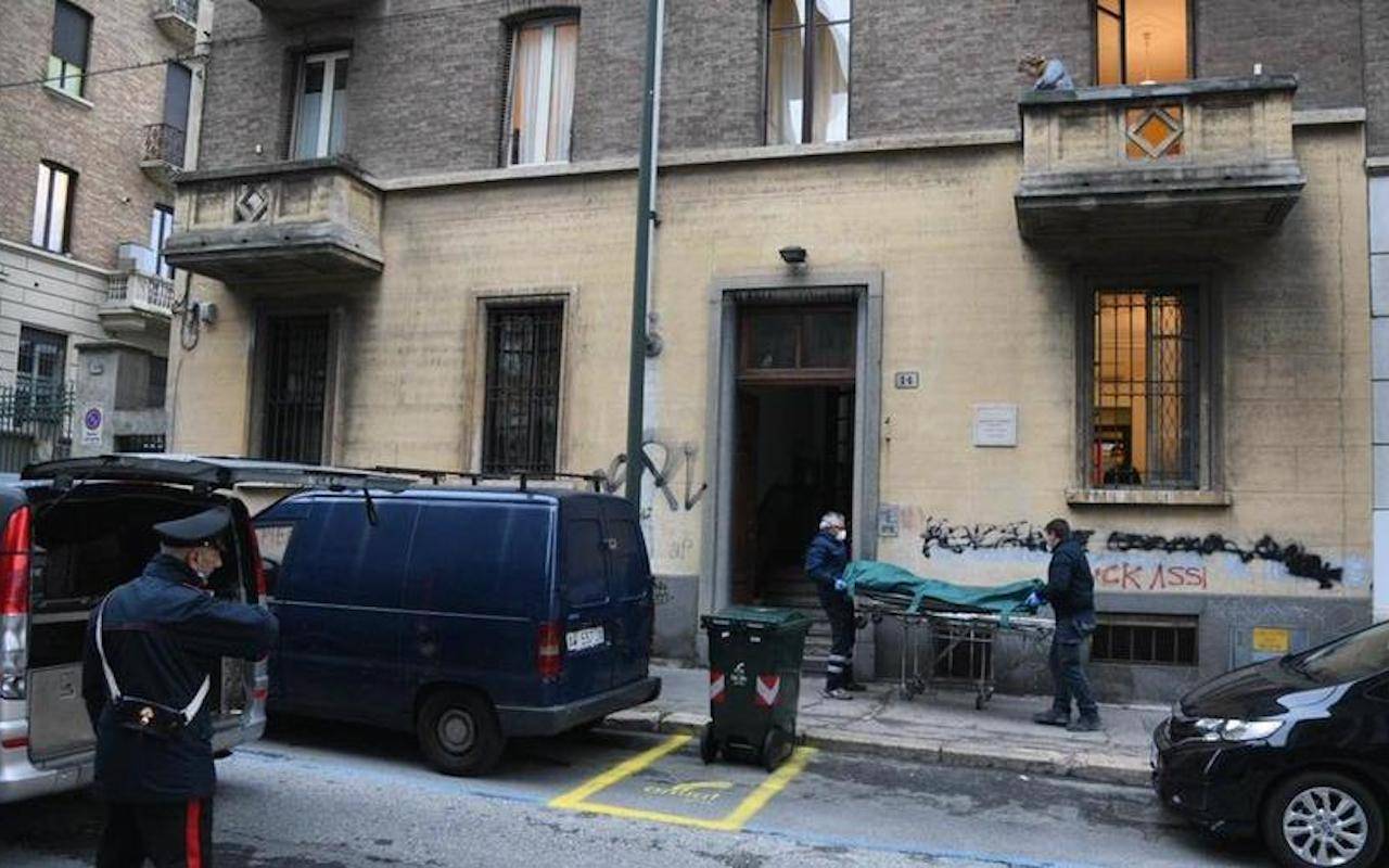 Pensionato ucciso a Torino, fermato il figlio in stato confusionale