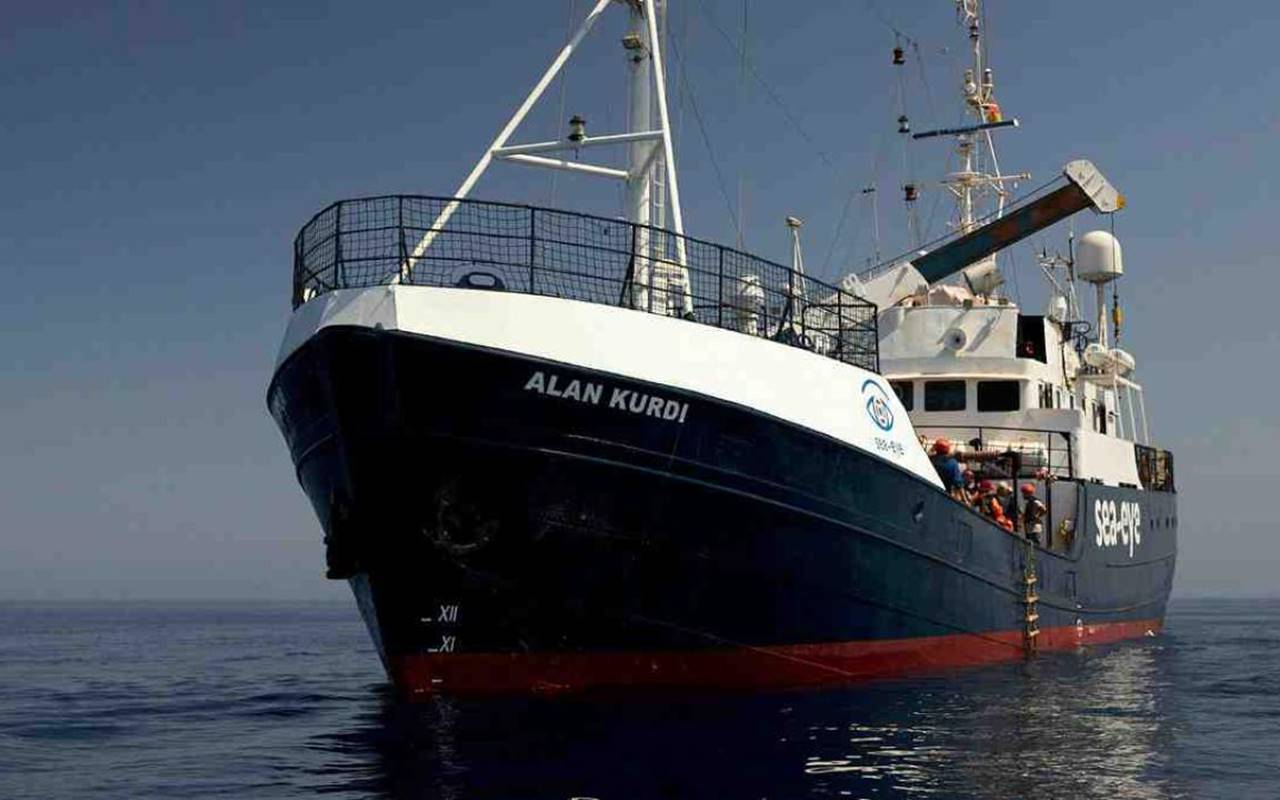 Alan Kurdi, inizia il trasbordo dei 149 migranti