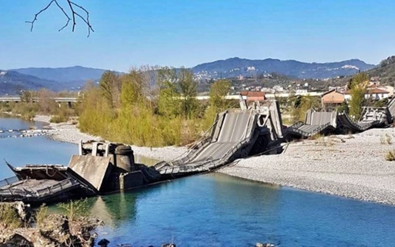 Massa Carrara, crolla ponte su provinciale: coinvolti due veicoli