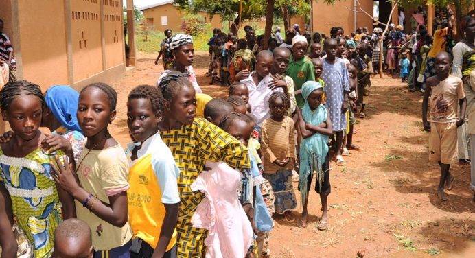 Burkina Faso, i missionari soccorrono gli sfollati della guerra “invisibile”