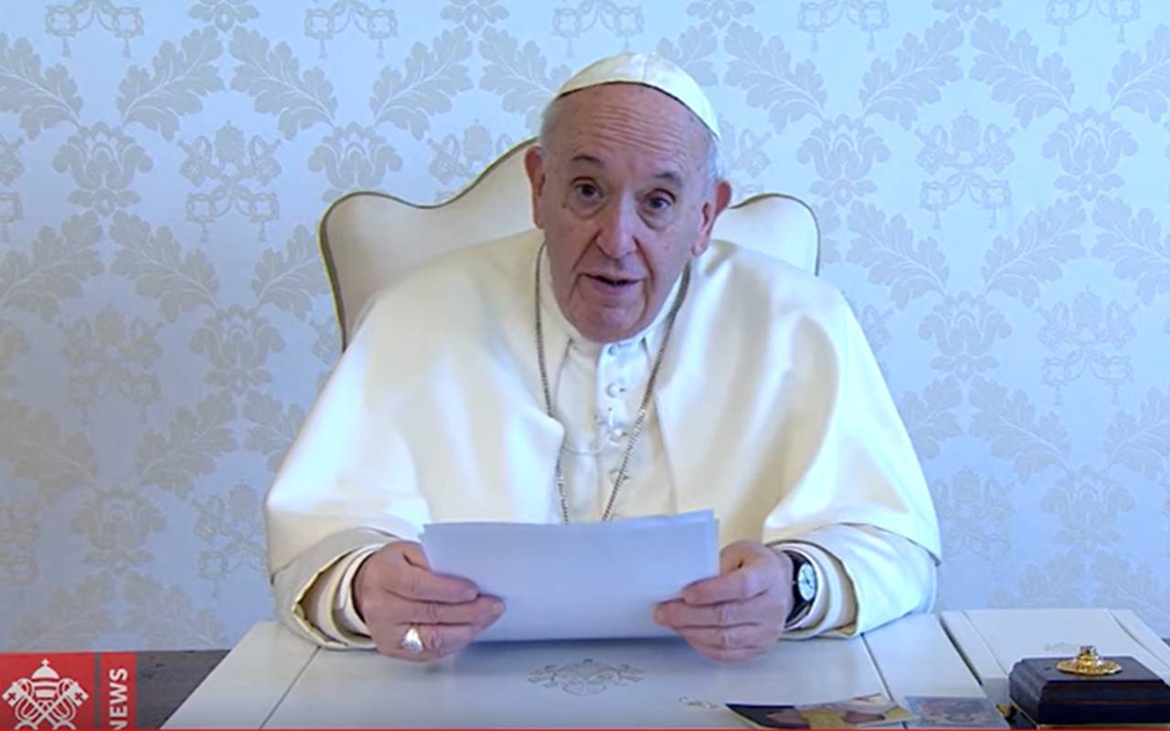Il videomessaggio del Papa alle famiglie: “Stasera entro a casa vostra”