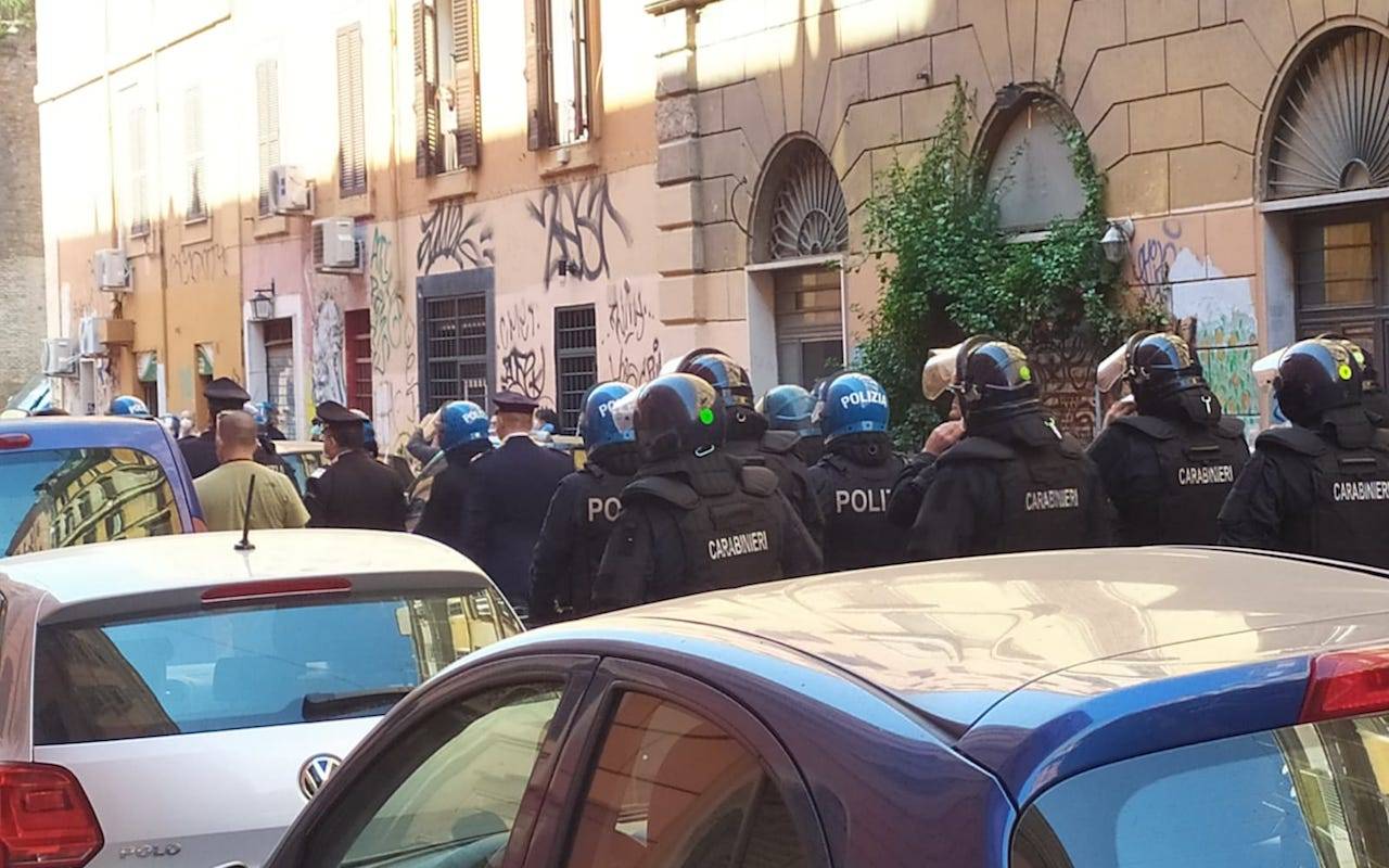 Corteo funebre a Roma per ex Br, bloccato gruppo di antagonisti