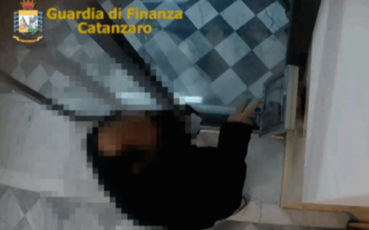 Scoperti a Catanzaro 57 “furbetti del cartellino” – VIDEO –