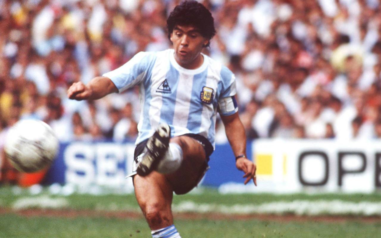 Covid-19, la maglietta di Maradona all’asta per Napoli