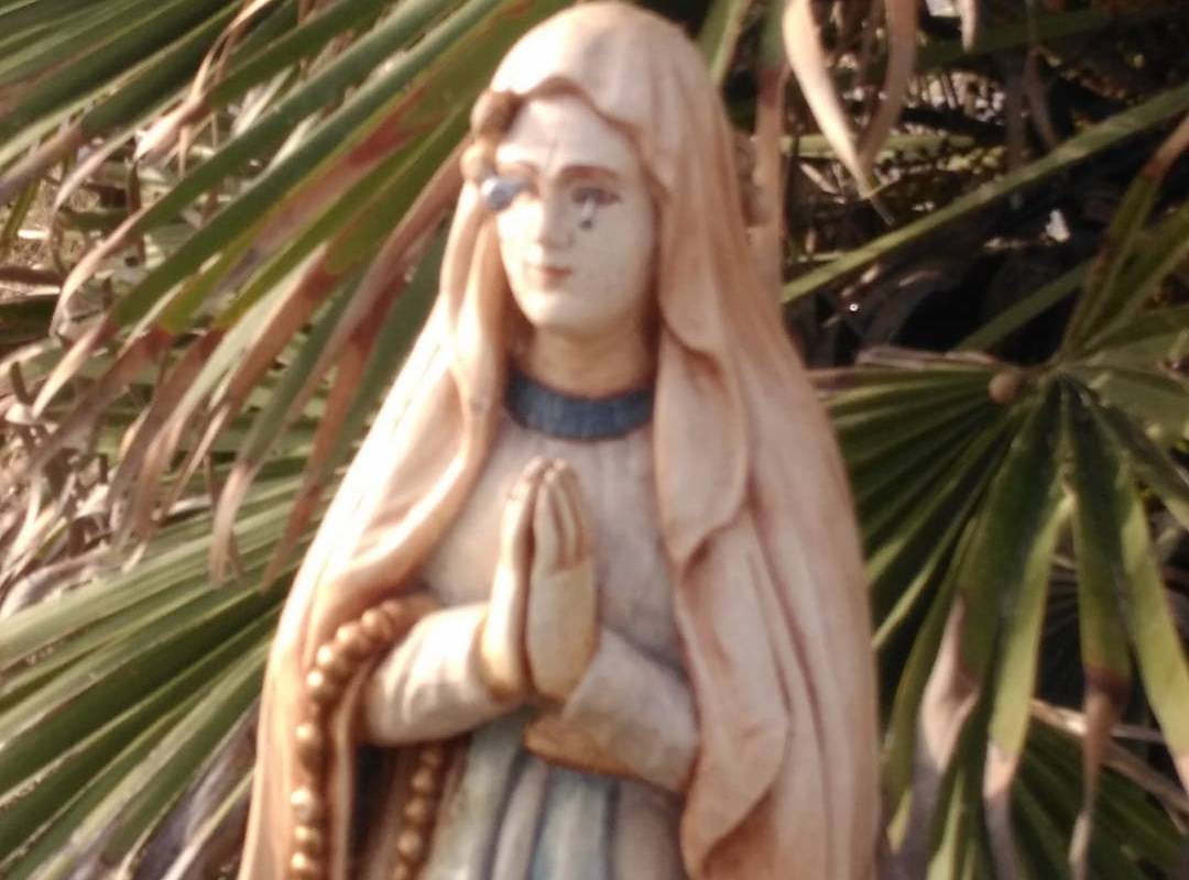 Statua della Madonna con gli occhi trafitti dai chiodi