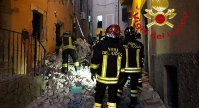 Esplosione a Marino, crolla una palazzina nel centro storico