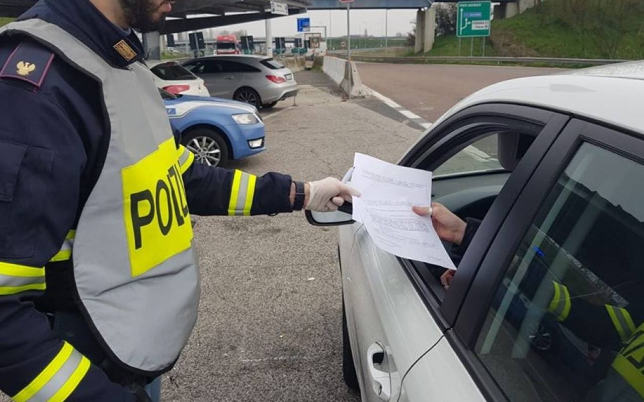 Rimini: alla guida con la patente del fratello deceduto, denunciato