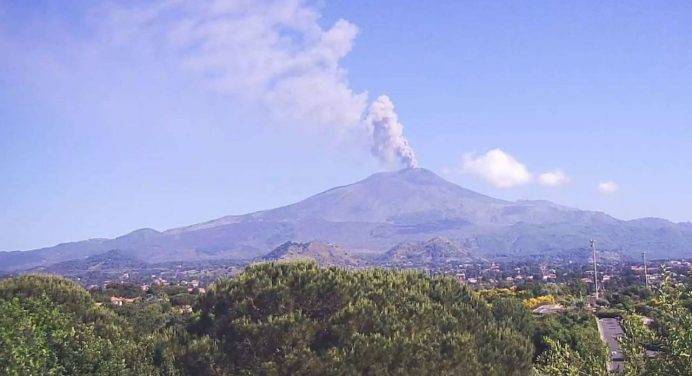 Improvvisa attività sull’Etna: nube di cenere alta 4.500 metri