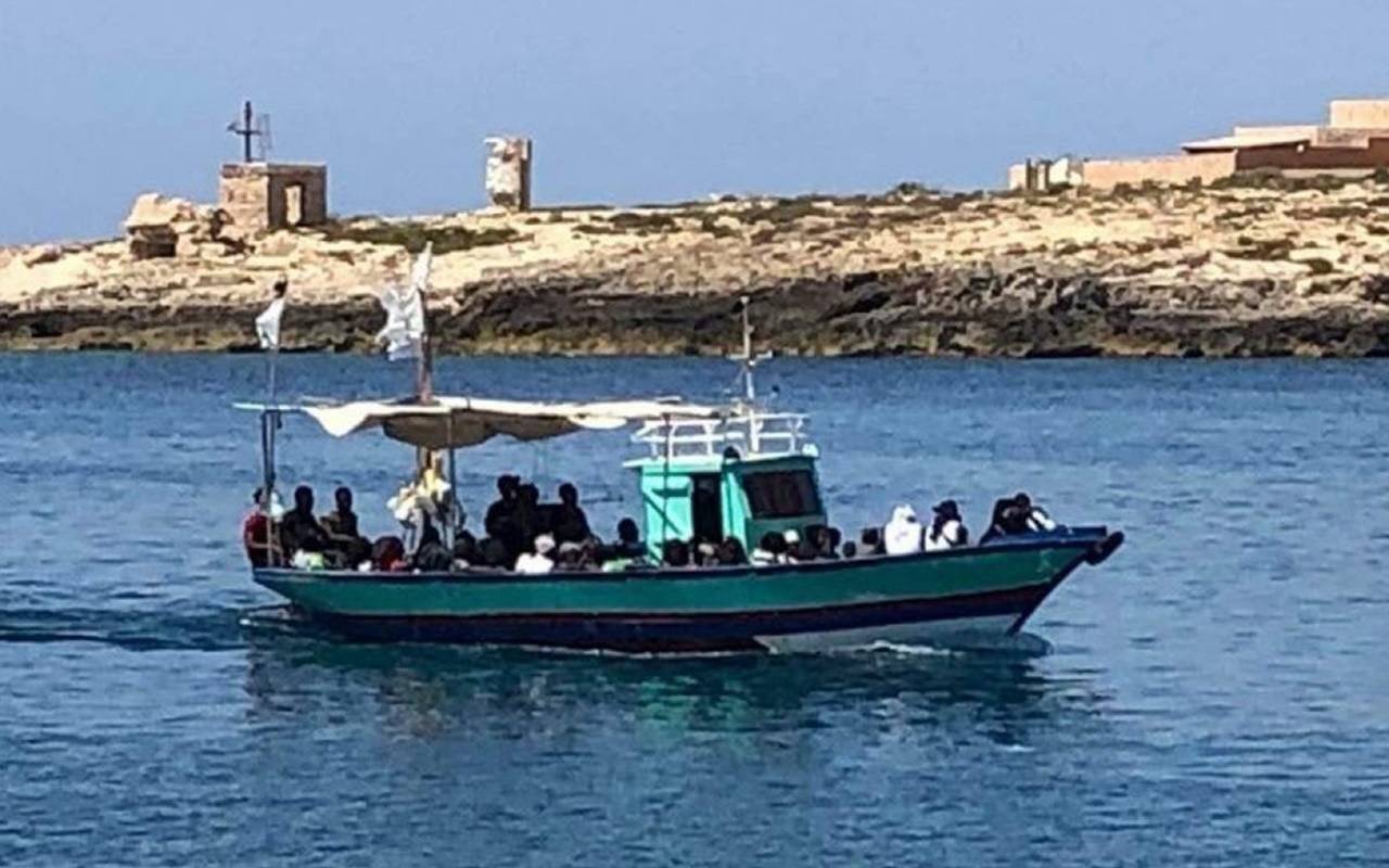 Migranti, altri due sbarchi: Lampedusa in allarme