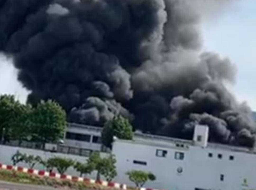 Un morto e due feriti nell’incendio alla fabbrica di Ottaviano (VIDEO)