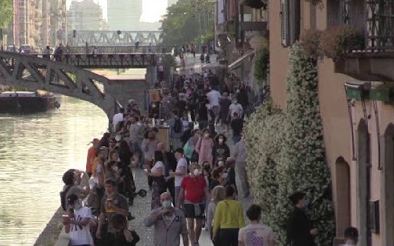 Milano: torna la movida ai Navigli, scoppiano le proteste